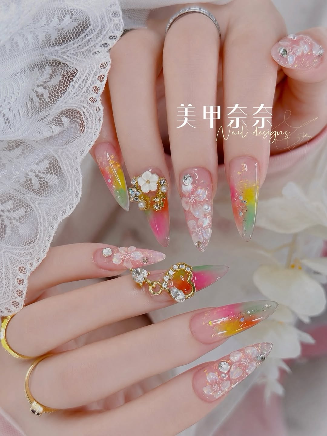 琉光幻彩｜彩色暈染立體花款 ✨ 光影流動在指尖， 將細膩的彩色暈染層層堆疊， 像霧光般柔和、卻又隱隱閃耀。 點綴精緻的立體花朵， 在透亮與鎏金之間綻放， 每個角度都折射出不同的細節與光感。 溫柔裡藏著華麗， 低調卻讓人移不開視線。 — 屬…