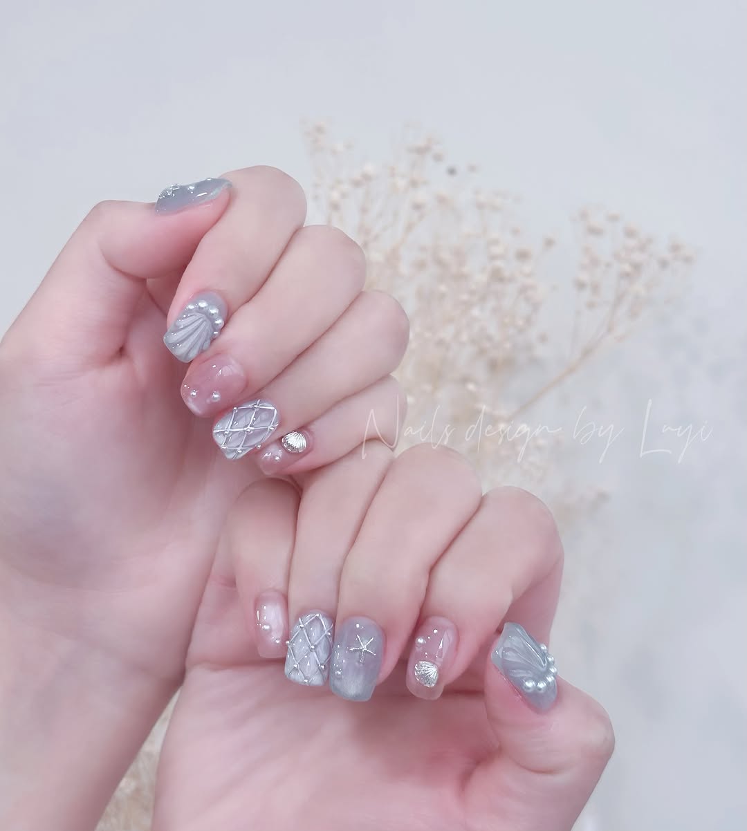 夏天必備🐚🏝️🤍🩵🩷 預約詢問+官方Line：@961ztqih 𝒜𝓇𝓉 𝒷𝓎 𝐿𝓊𝓎𝒾𝓃𝒶𝒾𝓁𝓈 ♥———————————————— ▫️美甲、美睫、睫毛管理 ▫️美甲全科班一對一教學 ▫️光療皆含…