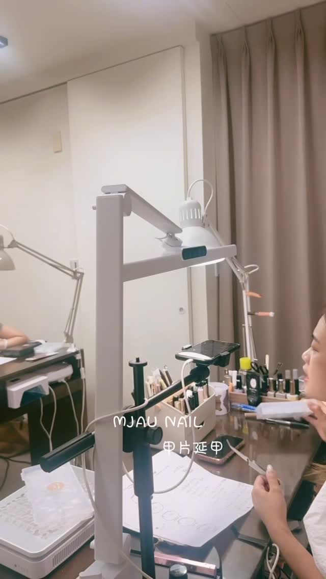 甲片延甲，不是把甲片黏上去就完成了。✨ 從前置、貼合、建構到修型， 每一個細節都決定作品的耐久度與美感。 課堂上一步一步帶著做，有問題立即修正，讓同學學會的不只是技術，更是正確的觀念。 因為我的目標，不是讓你上完課，而是讓你真正能接客。�…