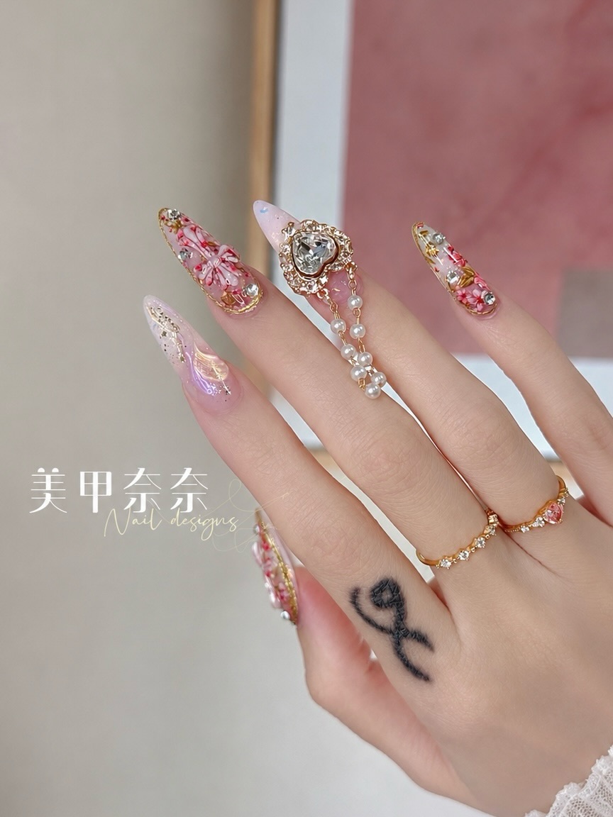 古典玫瑰花園的浪漫氛圍🌹 遇上克羅心十字的個性元素✝️ 甜美與率性完美平衡✨ 打造夢幻女孩的潮流指尖🥰