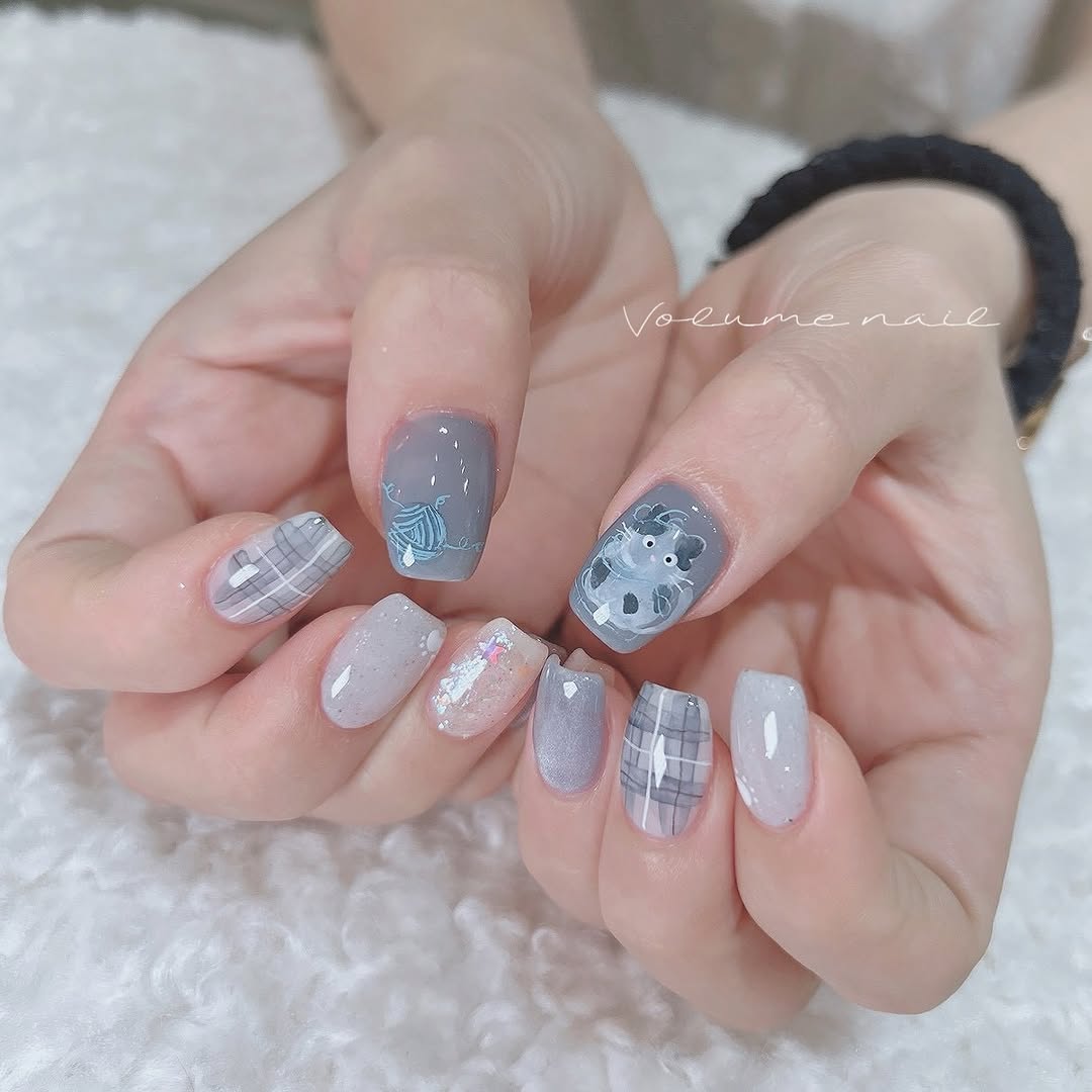 𓂃꙳⋆ 霧霾藍｜貓咪時光 🧶 @volume.nail.neeko ┈┈┈┈┈┈┈┈┈┈┈┈ 凝膠含前置保養、建甲厚度 𓂃 ( ⚑゛完全預約制‎ ⸝⸝預約/諮詢 請點擊主頁連結 ⸝⸝報價最多三張 ⸝⸝請提前預約 ⸝⸝各店材料顏色皆有…