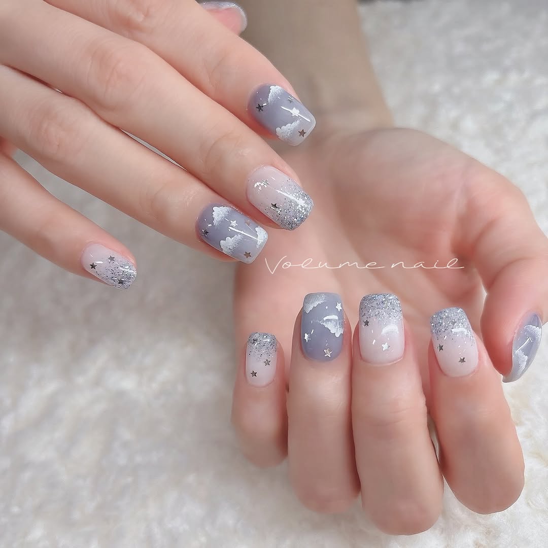 𓂃꙳⋆ 霧藍雲朵｜☁️ @volume.nail.claire ┈┈┈┈┈┈┈┈┈┈┈┈ 凝膠含前置保養、建甲厚度 𓂃 ( ⚑゛完全預約制‎ ⸝⸝預約/諮詢 請點擊主頁連結 ⸝⸝報價最多三張 ⸝⸝請提前預約 ⸝⸝各店材料顏色皆有些微差…