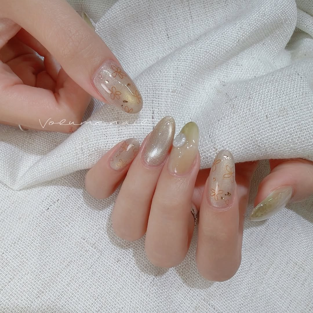 𓂃꙳⋆ 奶霧琥珀茶｜🫖 @volume.nail.cindy ┈┈┈┈┈┈┈┈┈┈┈┈ 凝膠含前置保養、建甲厚度 𓂃 ( ⚑゛完全預約制‎ ⸝⸝預約/諮詢 請點擊主頁連結 ⸝⸝報價最多三張 ⸝⸝請提前預約 ⸝⸝各店材料顏色皆有些微差…