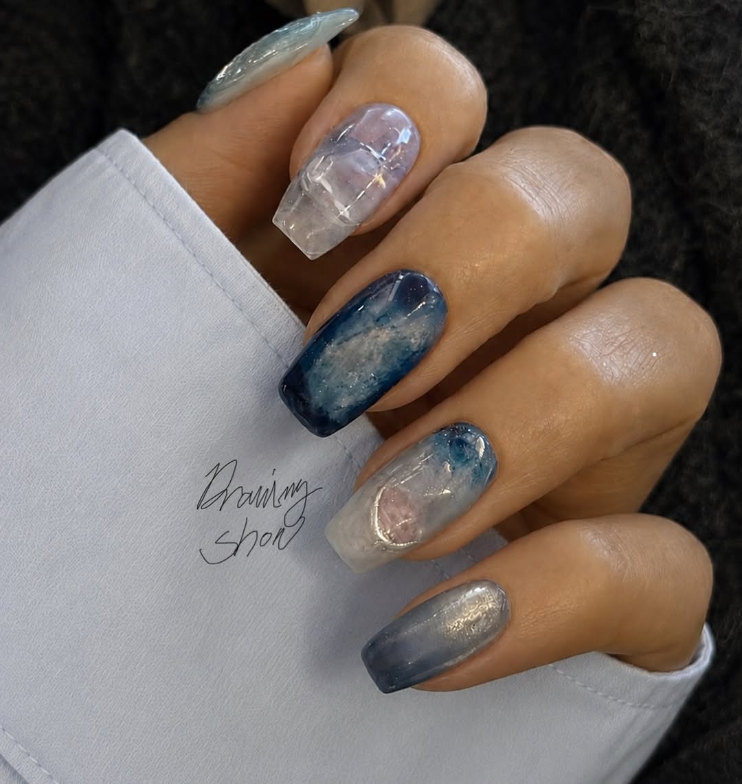 지금하면 너무 예쁜 바다를 모티브로 한 뉘앙스 네일 시원해 보여서 💙✨✨