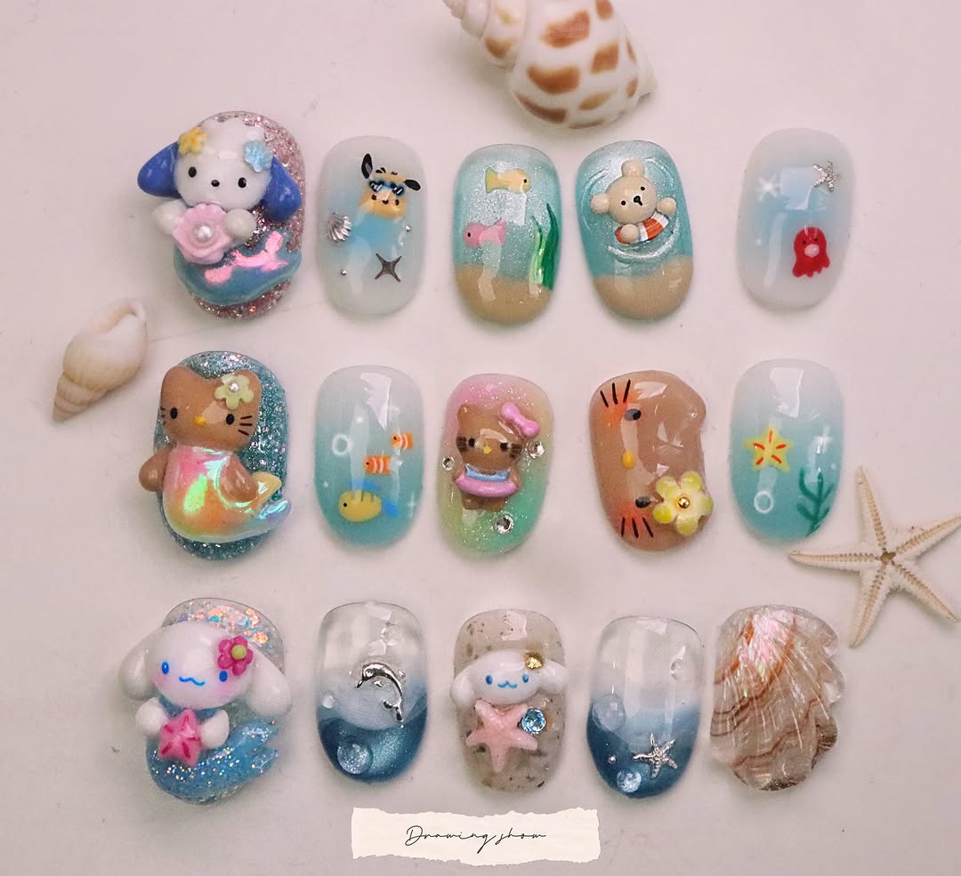 여름에 산리오 시리즈가 찾으시는 분들이 많아서 만든 여름신상✨ Under the Sea Collection 🌊 캐릭터부터 바다 풍경까지, 하나하나 손으로 완성한 여름 드로잉 네일. 🫧 ✅전부 만들고 그리는 디자…