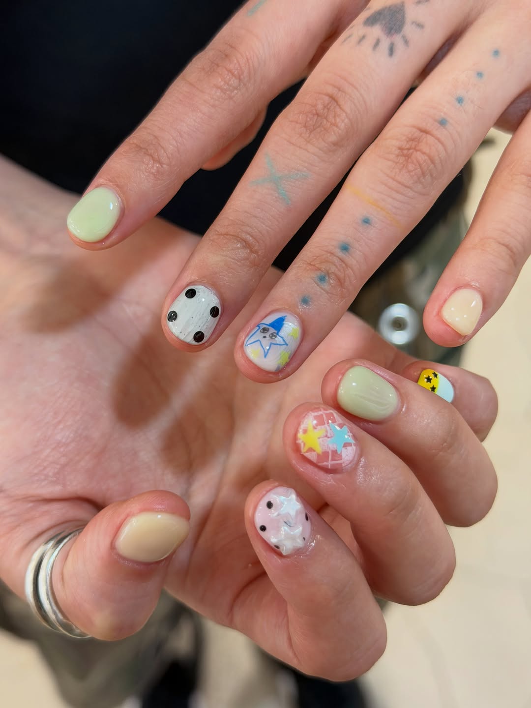 너모 기어우움..!☁️ #히어리네일 #오마카세6개 🪹 here:re event 🧺 • 첫 방문 고객님 → 기존 금액 5,000원 추가할인 • 다음달 재방문 아트 예약 시 → 자샵 젤 제거 서비스 • 네일 + 패…