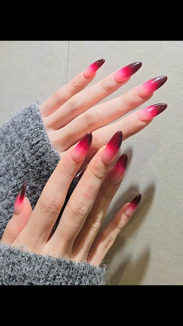 명동에서 만나는 K-네일 감성✨ 손톱 연장 위에 번지는 레드 그라데이션, 한국에서만 느낄 수 있는 디테일. EN Luxury red gradient nails in Myeongdong ✨ Elegant, bold,…
