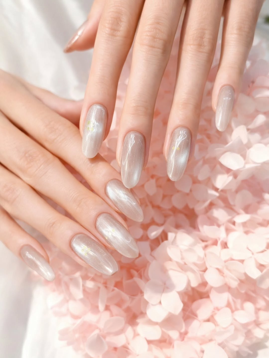 🌸 Silver Mood with Hydrangea 🌸 은은하게 빛나는 실버 자석 네일 ✨ 청순하면서도 고급스러운 무드🤍 부담스럽지 않은 길이감 + 손가락이 더 길어 보이는 쉐입 데일리로 완벽해요 명동에서 네…