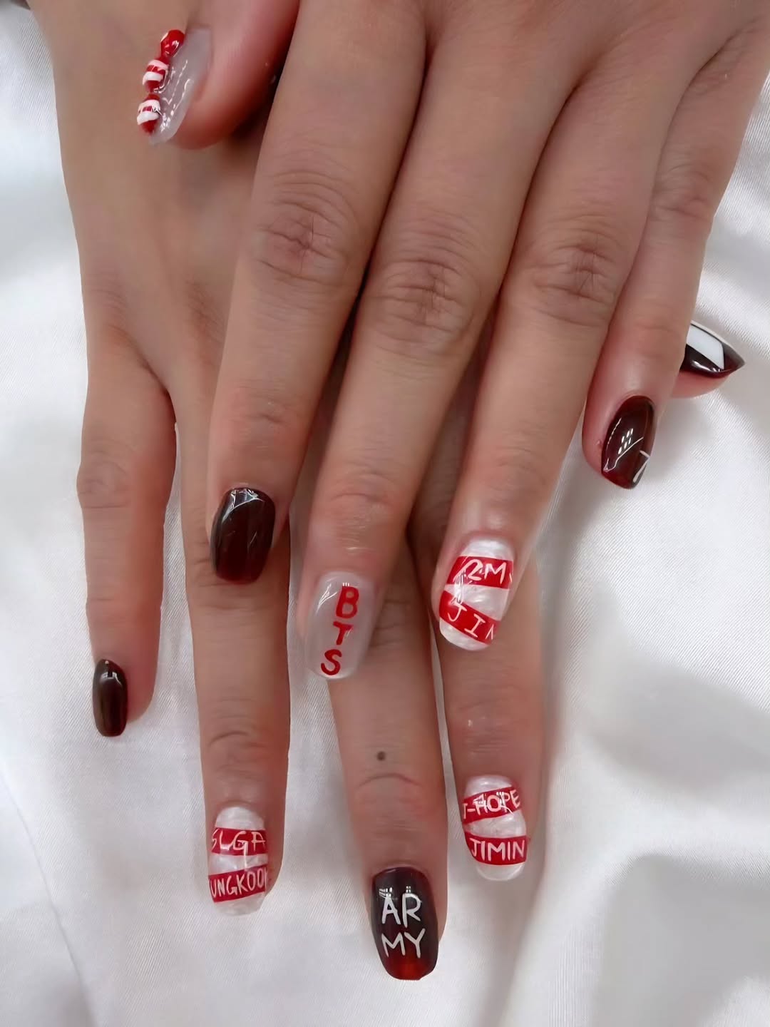 BTS fan nail 💜 Red & brown mood with clean lettering Simple but special design for ARMY✨ ✔️ Custom lettering design ✔️…