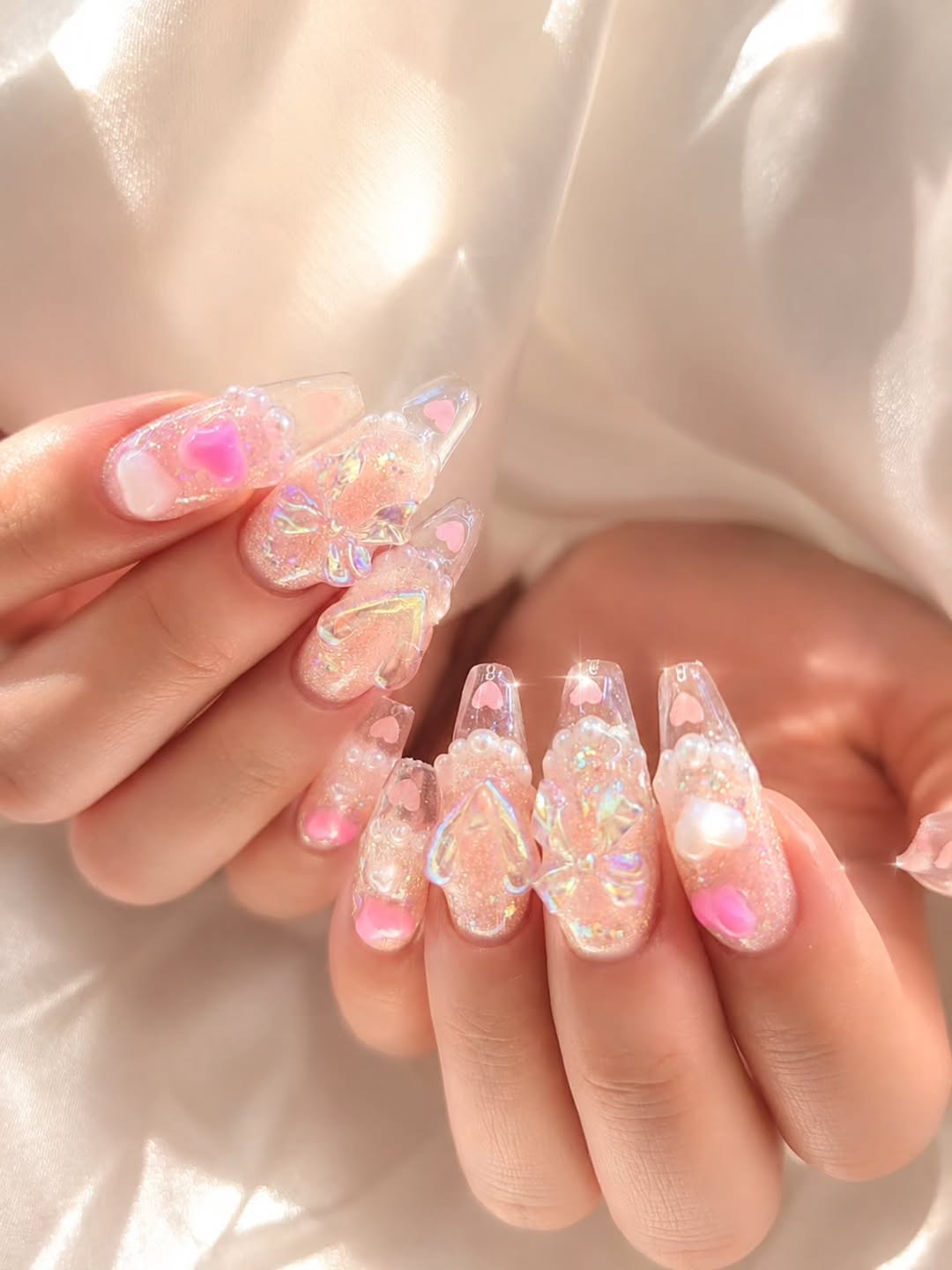 🎀 사랑스러움이 한가득 담긴 하트 & 리본 네일 🎀 투명한 유리 느낌의 연장에 반짝이는 글리터, 오로라 리본, 입체 하트까지💖 사진보다 실물이 훨씬 더 영롱한 디자인✨ 특별한 날에도, 여행 전 기분전환에도 딱…