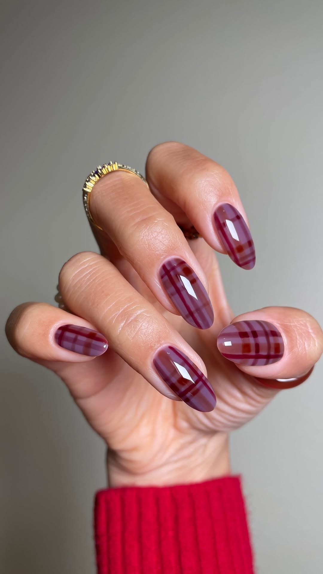 Chic Plaid Nails ft. @dndgel … There’s something so chic about wearing warmer tones in a classic pattern in the middle …