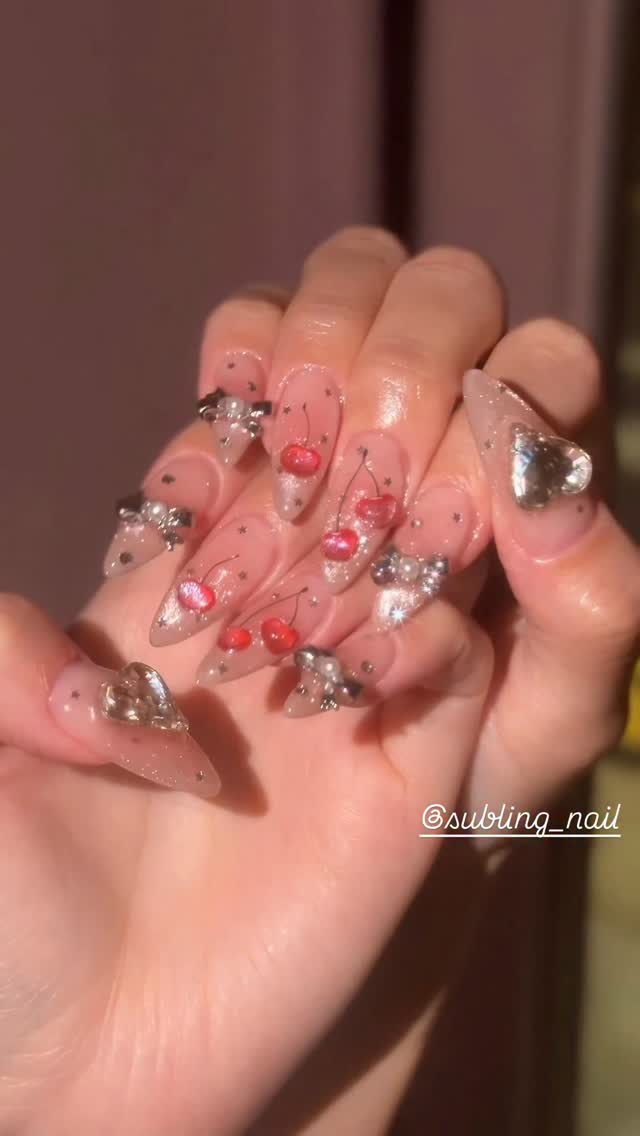 열손연장하구 이벤트 하셨어요💞 체리 다발 입양해가세요🍒 . . @nailbayo 치크젤 쵝오🫡🤍 . . . 🎀예약문의 카톡 채널 검색: 수블링네일 ♡ 성함 ♡ 연락처 ♡ 원하시는 날짜, 시간 ♡ 손/발 ♡…